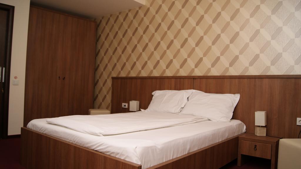 Hotel La Strada Πλοέστι Δωμάτιο φωτογραφία
